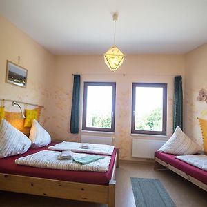 Großes Zimmer mit Kingsize-Bett